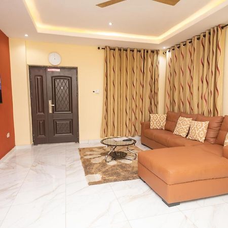 Washington Court Furnished Apartments Kwashieman Esterno foto