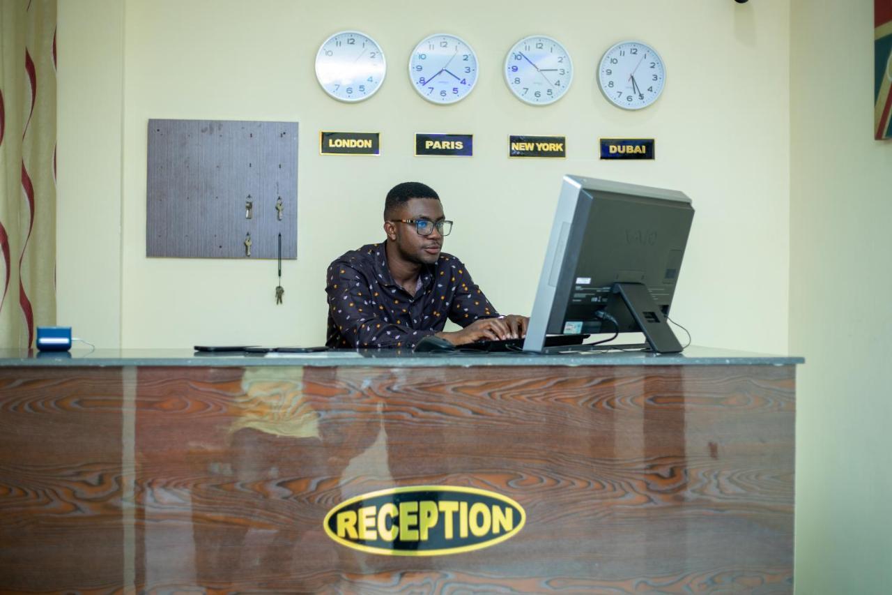 Washington Court Furnished Apartments Kwashieman Esterno foto