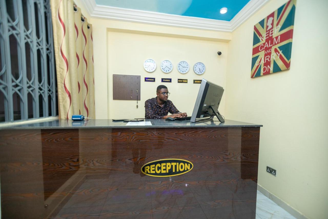 Washington Court Furnished Apartments Kwashieman Esterno foto